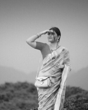 Praneeta Patnaik Instagram - ఉరికిన వాగల్లే..
తొలకరి కవితల్లో.. 
తలపులు తగిలేవే..
చెలి మది మురిసేనే.. 
.
.
Images by @kiran.josyula