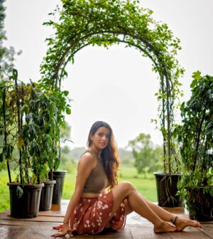 Pranitaa Pandit Instagram - Posing skills? Still learning from the best, @shinydoshi15 , but my enthusiasm is off the charts! 😂📸 #PicturePerfect #BlameMyBestie #CreditHerToo #ForeverAwkward #AlwaysPretty

Place - @ohlalagoa 
Edited by @yash_bhatwal_photography 
📸- Evander