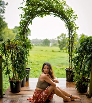 Pranitaa Pandit Instagram - Posing skills? Still learning from the best, @shinydoshi15 , but my enthusiasm is off the charts! 😂📸 #PicturePerfect #BlameMyBestie #CreditHerToo #ForeverAwkward #AlwaysPretty

Place - @ohlalagoa 
Edited by @yash_bhatwal_photography 
📸- Evander