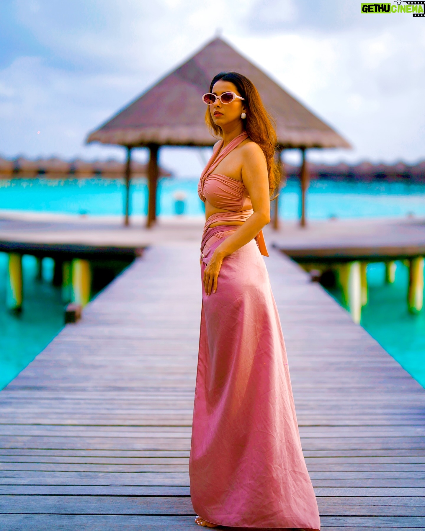 Pranitaa Pandit - 27K Likes - The best stories are the unscripted ones .. forever Embracing the unplanned #gowiththeflow
Clicked by - @hawkhassaan
Wearing - @tizzi.official
Sunglasses- @fabiobiancoeyewear
Location- @coco_resorts