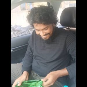 Prankster Rahul Instagram - Apo Vandhu Oru Tea kudika kasu ila ana ipo 🥹🥹Endha Mari friend Oruthan Podhum da Macha  Thanks Da @actorbhaarath @yourboyrishi your pending Da fir iPhone 🤣🤣