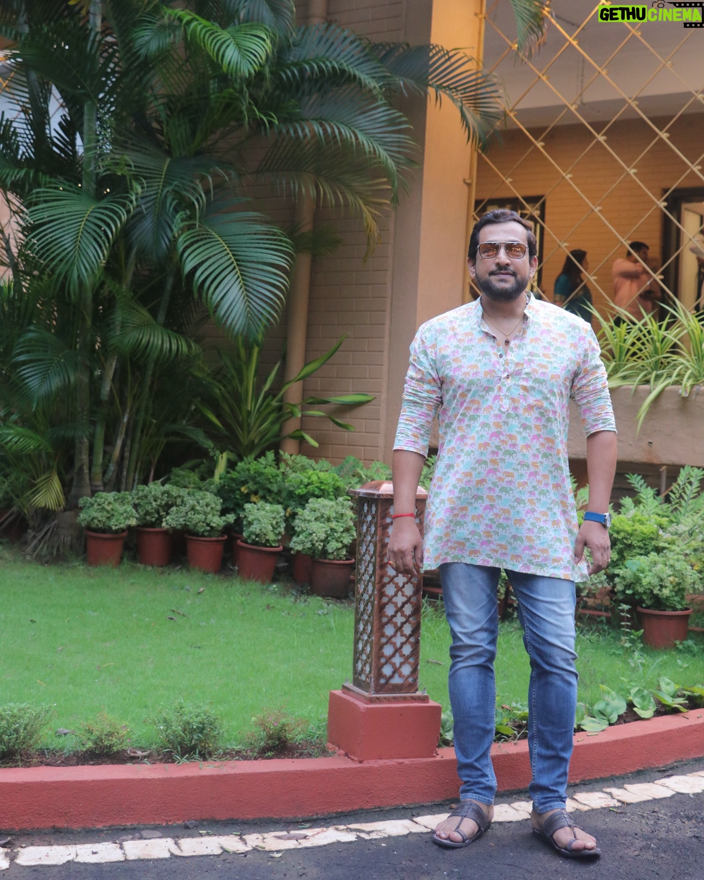 Prasad Oak - 7.5K Likes - #धर्मवीर २
पोस्टर प्रदर्शनापूर्वीचे काही क्षण…!!!
Short Kurta : @labelposhaaq09