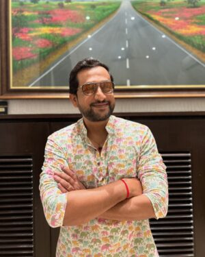 Prasad Oak Instagram - #धर्मवीर २ 
पोस्टर प्रदर्शनापूर्वीचे काही क्षण…!!!

Short Kurta : @labelposhaaq09