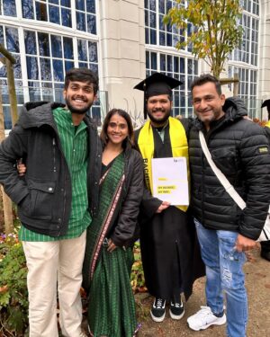 Prasad Oak Instagram - कमाल क्षण , कमाल अनुभव, कमाल भावना 

आयुष्याचं #सार्थक झालं !! 

#proudparents  #convocationday🎓 #germany