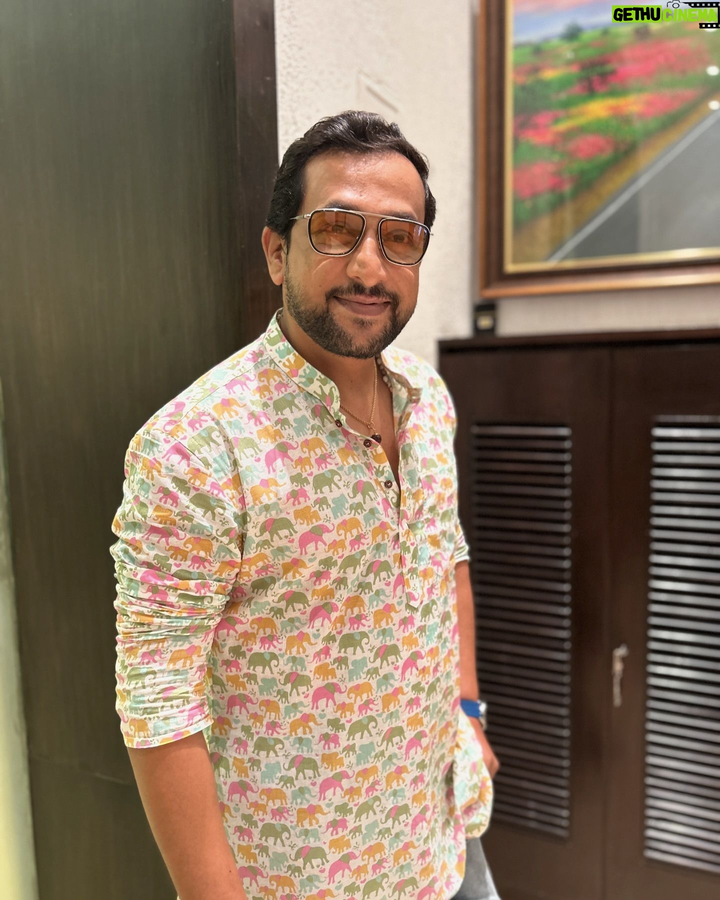 Prasad Oak - 7.5K Likes - #धर्मवीर २
पोस्टर प्रदर्शनापूर्वीचे काही क्षण…!!!
Short Kurta : @labelposhaaq09