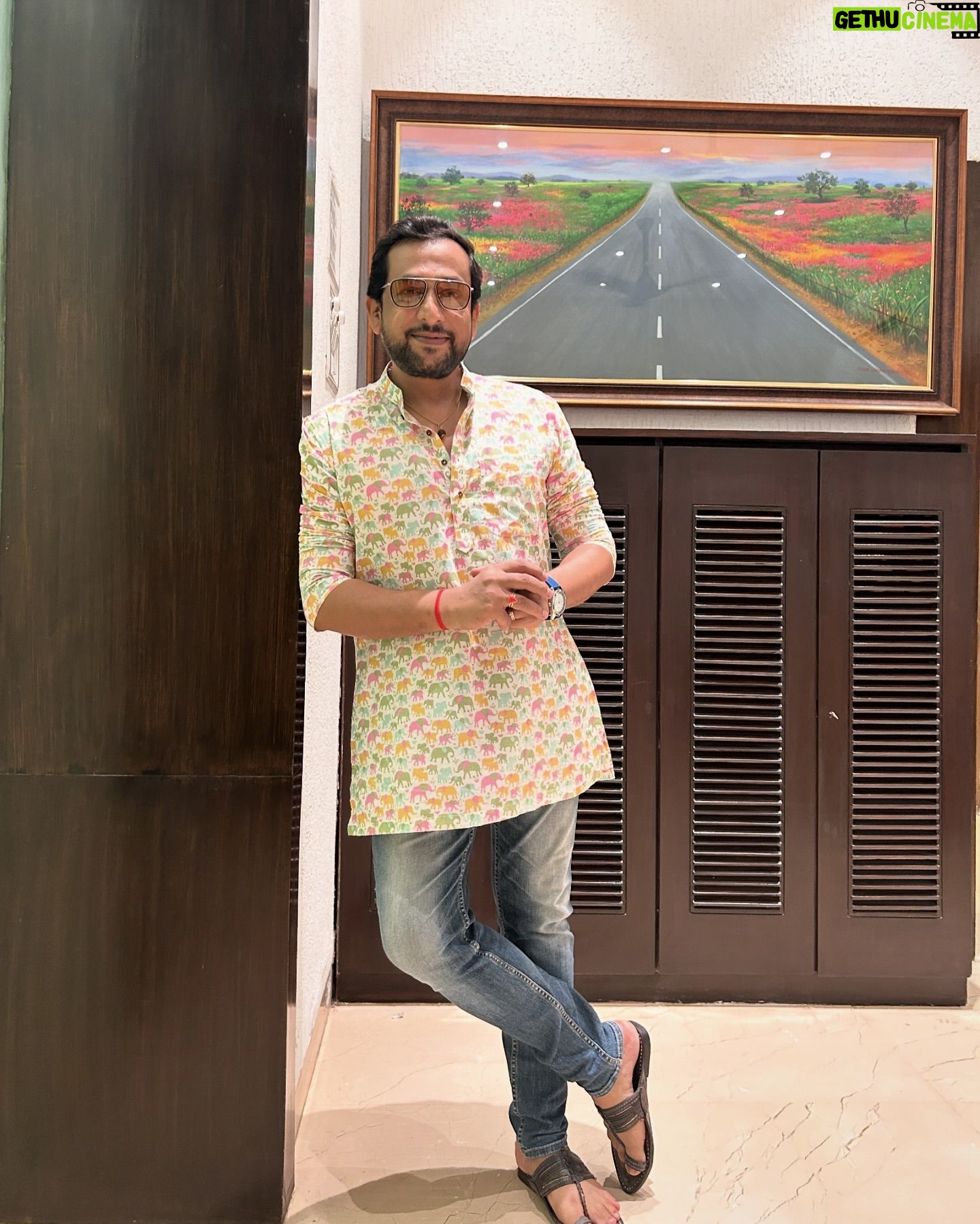 Prasad Oak - 7.5K Likes - #धर्मवीर २
पोस्टर प्रदर्शनापूर्वीचे काही क्षण…!!!
Short Kurta : @labelposhaaq09