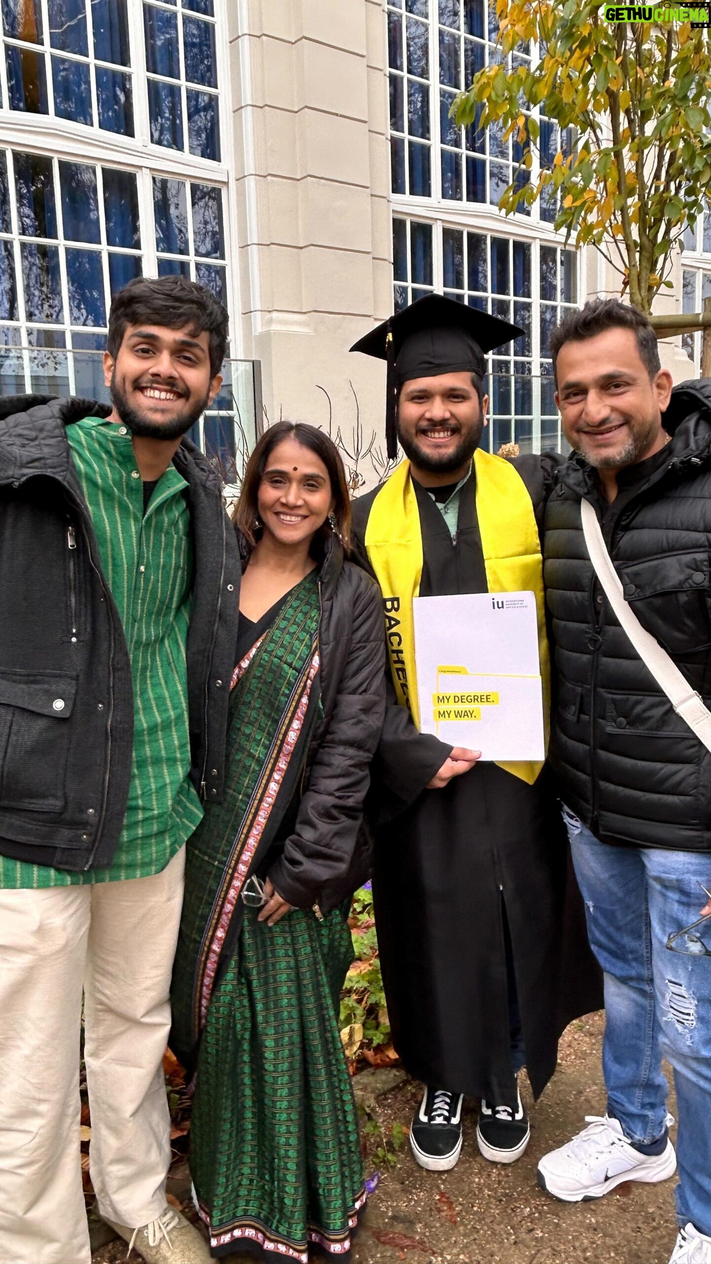 Prasad Oak - 26.1K Likes - सार्थक चा “पदवी प्रदान समारंभ”
सार्थक…
आम्हा सगळ्यांपासून खूप लांब राहून शिक्षण घ्यायचा निर्णय तू अत्यंत धाडसानी घेतलास… खूप कष्ट केलेस… खूप अभ्यास केलास…!!! आज हे क्षण पाहताना तुझ्या निर्णयाचं आणि कष्टांचं चीज झालं असं मनापासून वाटतंय. तुझ्या पुढच्या प्रवासाला अगणित शुभेच्छा…!!!
#प्रचंडअभिमान
#खूपखूपखूपप्रेम
❤️❤️❤️❤️❤️
