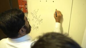 Prasad Oak Instagram - मुख्यमंत्री साहेब…!!!

माझ्यासारख्या एका छोट्या कलाकाराच्या विनंतीला मान देवून…तुम्ही दिलेला शब्द पाळलात आणि वास्तू शांतीच्या दिवशी आमच्या घरी आलात. अत्यंत व्यस्त वेळापत्रकातून वेळ काढून आलात. कोणताही राजकारणी अविर्भाव न ठेवता अगदी कुटुंबातलेच असल्याप्रमाणे आमच्या सोबत बसलात,जेवलात.. 
नीट निरखून आख्खं घर पाहिलंत.. हा प्रसंग आमच्या सगळ्यांच्या मनावर कायमचा कोरला गेला आहे. आपले गुरु धर्मवीर आनंद दिघे साहेब, यांच्या पावलावर पाऊल टाकत आपण ज्या पद्धतीनी “माणूस” जोडता आहात ते पाहता “गुरुने दिला ज्ञानरुपी वसा…आम्ही चालवू हा पुढे वारसा” हे शब्द तंतोतंत खरे करताय असंच वाटलं..!!

साहेब…मनःपुर्वक आभार…!!!

ओक कुटुंबीय.