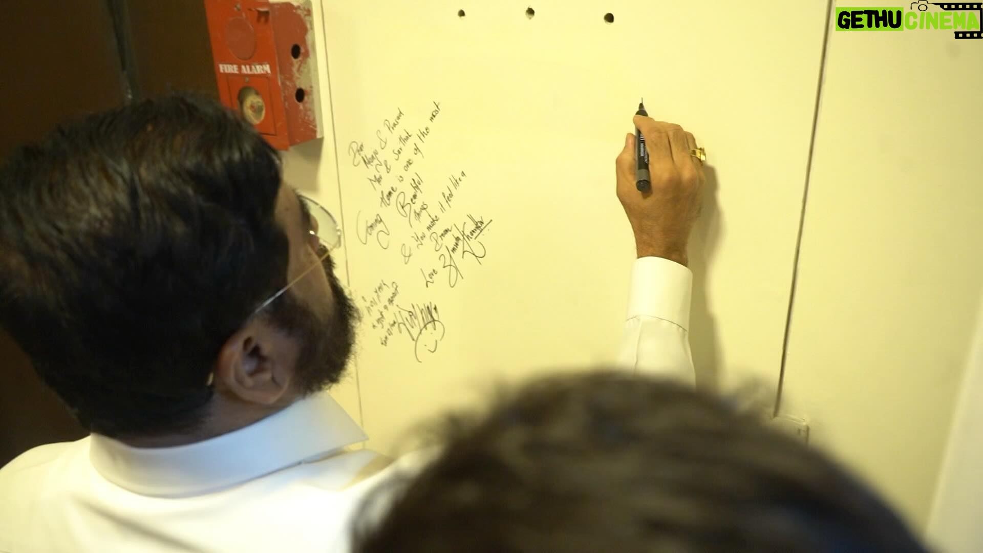 Prasad Oak - 15.8K Likes - मुख्यमंत्री साहेब…!!!
माझ्यासारख्या एका छोट्या कलाकाराच्या विनंतीला मान देवून…तुम्ही दिलेला शब्द पाळलात आणि वास्तू शांतीच्या दिवशी आमच्या घरी आलात. अत्यंत व्यस्त वेळापत्रकातून वेळ काढून आलात. कोणताही राजकारणी अविर्भाव न ठेवता अगदी कुटुंबातलेच असल्याप्रमाणे आमच्या सोबत बसलात,जेवलात..
नीट निरखून आख्खं घर पाहिलंत.. हा प्रसंग आमच्या सगळ्यांच्या मनावर कायमचा कोरला गेला आहे. आपले गुरु धर्मवीर आनंद दिघे साहेब, यांच्या पावलावर पाऊल टाकत आपण ज्या पद्धतीनी “माणूस” जोडता आहात ते पाहता “गुरुने दिला ज्ञानरुपी वसा…आम्ही चालवू हा पुढे वारसा” हे शब्द तंतोतंत खरे करताय असंच वाटलं..!!
साहेब…मनःपुर्वक आभार…!!!
ओक कुटुंबीय.