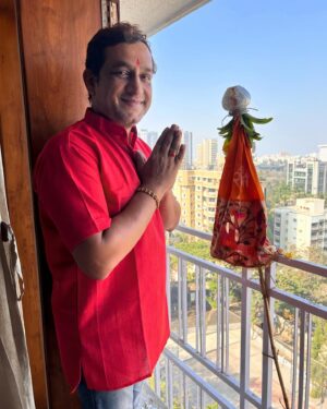 Prasad Oak Instagram - “ओक” परिवाराकडून 
  गुढीपाडव्याच्या 
  आणि नववर्षाच्या 
मनःपूर्वक शुभेच्छा…!!!
🚩💐🚩💐🚩💐🚩