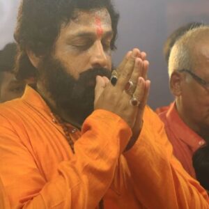 Prasad Oak Instagram - मा. गुरुवर्य आनंद दिघे साहेबांच्या रुपात 
आईचं इतक्या जवळून दर्शन मिळणं 
हे मी माझं परमभाग्य समजतो…!!!
काल देवीचे आशीर्वाद घेऊन 
#धर्मवीर २ चा मुहूर्त शॉट घेतला…!!!
चित्रीकरण लवकरच सुरु होईल…!!!
पहिल्या भागाइतकंच प्रेम आपण 
दुसऱ्या भागावरही कराल अशी आशा करतो…!!!

@dharmaveerofficial @pravinvitthaltarde @mangeshdesaiofficial @sachiin_naarkar_swaroup 
@durgedurgeshwari_tembhinaka
