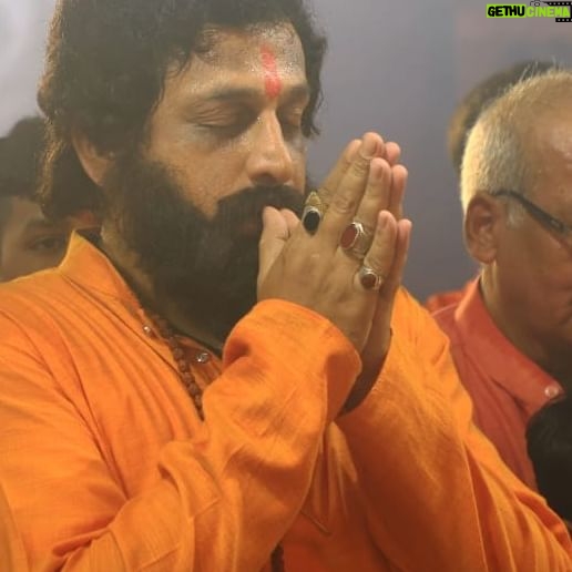 Prasad Oak - 28.5K Likes - मा. गुरुवर्य आनंद दिघे साहेबांच्या रुपात
आईचं इतक्या जवळून दर्शन मिळणं
हे मी माझं परमभाग्य समजतो…!!!
काल देवीचे आशीर्वाद घेऊन
#धर्मवीर २ चा मुहूर्त शॉट घेतला…!!!
चित्रीकरण लवकरच सुरु होईल…!!!
पहिल्या भागाइतकंच प्रेम आपण
दुसऱ्या भागावरही कराल अशी आशा करतो…!!!
@dharmaveerofficial @pravinvitthaltarde @mangeshdesaiofficial @sachiin_naarkar_swaroup
@durgedurgeshwari_tembhinaka