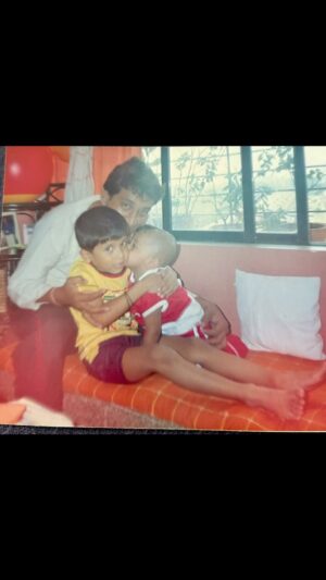 Prasad Oak Instagram - “प्रत्येक यशस्वी पुरुषाच्या मागे एक स्त्री असते” असं म्हणतात ना ??? (कित्ती टिपीकल वाक्य आहे ) 😀
पण एका यशस्वी आई च्या मागे एक “मधे मधे न येणारा” बाबा असतो.. 
तू “तो” बाबा आहेस प्रसाद… 🤞🏼
२/३ वर्षातून एकदाच parents meeting ला जाऊन.. मुलांच्या complaints ऐकल्यानंतर.. तिथून येताना मुलांना कबुतरांना दाणे खायला घालणारा बाबा आहेस तू…🥰
“बाबाला विचारून सांगते” असं माझ्या तोंडून ऐकल्यावर त्यावर भाबडे पणानी विश्वास ठेवणारा बाबा आहेस तू…
अचानक “अभ्यासाविषयी चौकशी करणारा” आणि त्यावर “स्वतःच हसणारा” बाबा आहेस तू…😂
घरात मंजू च boss आहे हे आपल्या आयुष्याच्या पहिल्या क्षणापासून accept करणारा बाबा आहेस तू…👍
अचानक कधीही मुलांना “ठीक आहेस ना” असं विचारणारा बाबा आहेस तू…🤷🏽‍♀️
मुलांच्या वेगवेगळ्या वयात तुझ्या “त्याच वयात” राहिलेला बाबा आहेस तू…🤦🏽‍♀️
लहानपणी मुलांना आणलेली खेळणी त्यांच्याशीच भांडून खेळणारा बाबा आहेस तू… 
आणि मोठे झाल्यावर त्यांचे नवे “shoes” त्यांना न सांगता हळूच घालून जाणारा बाबा आहेस तू…
थोडक्यात काय , एका “गुणी आईच्या मुलांचा” बाबा आहेस तू…😜

मुलं आणि मस्कारा पण मोठी झाली प्रसाद….
तू कधी होणार????😂😂

पण सगळ्यात महत्वाचं  म्हणजे मुलांच्या डोळ्यात ज्याच्याविषयी अत्यंत आदर आणि प्रेम असणारा बाबा आहेस तू ….♥️♥️

अरे by the way 
HAPPY FATHERS DAY…!!!