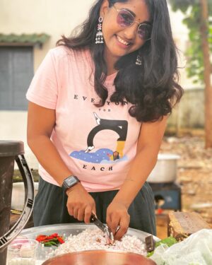 Prasanna Varma Danthuluri Instagram - Fun time cooking on the sets of @Naveenc212  @srikanth_nagothi ‘s new film 👩🏻‍🍳
@yash_9 
.
.
📸: @raghu_varma_peruri