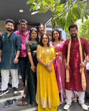 Pratheeksha G Pradeep Instagram - GG family…🥰😘♥️

@joshinatharakan_official 
@joyperoorkada 
@mr.devaa_official 
@amruthanair_official_ 
@revathimuraliofl 
@itsmeashwinjith 
#shooting #location #time #freestyle
