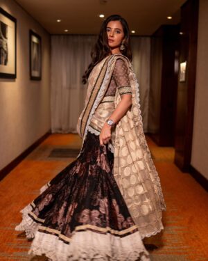 Preethi Asrani Instagram - Finding magic in the warm hues! ✨️

MUA @mageshwari_makeover_artistry 
📸 @portraitsbylokesh