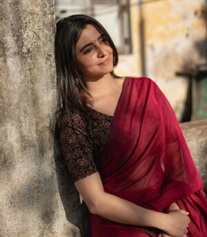 Preethi Asrani Instagram - 🌹

Team ✨️
Outfit @thenmozhidesigns 
MUA @kishoremakeupartist 
Hair @makeup_fairies_artistry 
Photography @portraitsbylokesh @karan.manivannan 
Managed by @riyacast