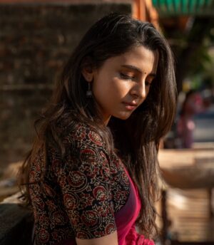 Preethi Asrani Instagram - 🌹

Team ✨️
Outfit @thenmozhidesigns 
MUA @kishoremakeupartist 
Hair @makeup_fairies_artistry 
Photography @portraitsbylokesh @karan.manivannan 
Managed by @riyacast