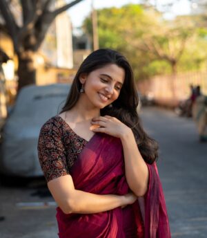Preethi Asrani Instagram - 🌹

Team ✨️
Outfit @thenmozhidesigns 
MUA @kishoremakeupartist 
Hair @makeup_fairies_artistry 
Photography @portraitsbylokesh @karan.manivannan 
Managed by @riyacast