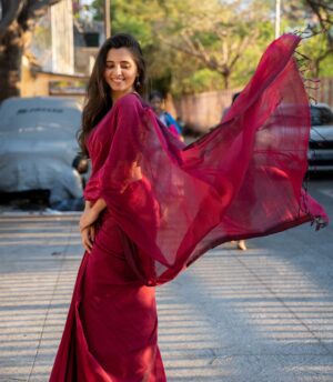 Preethi Asrani Instagram - 🌹

Team ✨️
Outfit @thenmozhidesigns 
MUA @kishoremakeupartist 
Hair @makeup_fairies_artistry 
Photography @portraitsbylokesh @karan.manivannan 
Managed by @riyacast