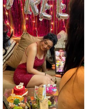 Preeti Verma Instagram - 👑🎂💐🍾🥳🥂✨🎈💃🎉🎁♥️😇🧿

#birthday #birthdaygirl #birhdaybash #birthdayparty #grateful #fun #dance #gettogether #friends #newyear