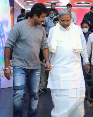 Prem Instagram - ಹುಲಿಯಾ ಈಸ್ ಬ್ಯಾಕ್..
ನಮ್ಮ ಪ್ರೀತಿಯ#ChiefMinisterofKarnataka @siddaramaiah_official #DCM @dkshivakumar_official ರವರಿಗೆ ಅಭಿನಂದನೆಗಳು,ಜನಗಳಿಗೆ ನೀಡಿದ ಆಶ್ವಾಸನೆಗಳು ಆದಷ್ಟು ಬೇಗ ತಲುಪಲಿ,ಸಮಾನತೆ ಮತ್ತು ಏಕತೆಗೆ ಒತ್ತು ನೀಡಿ, ರಾಜ್ಯದಲ್ಲಿ ಯಾವುದೇ ಕೋಮುಗಲಭೆಗೆ ಅವಕಾಶ ಮಾಡಿಕೊಡದೆ,ಉತ್ತಮ ಕಾರ್ಯಗಳನ್ನು ತಮ್ಮಿಂದ ಆಶಿಸುತ್ತೇವೆ🙏 #jaihind
