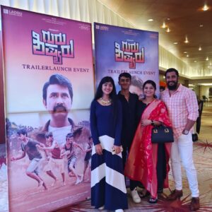 Prem Kumar Instagram - ದೇಸೀಯ ಆಟಕ್ಕಾಗಿ ದೇಸೀಯ ಪ್ರತಿಭೆಗಳ ಜೊತೆ ದೇಸೀಯ ಮನಸುಗಳು ಸೇರಿ ಮಾಡಿರುವ ವಿಭಿನ್ನವಾದ ಚಿತ್ರ #GuruShishyaru, ಇದೀಗ ಟ್ರೈಲರ್ ಬಿಡುಗಡೆಯಾಗಿದೆ.

ಸ್ನೇಹಿತ @tharunsudhir, @realSharaan, @jadeshaa_k_hampi, @b_ajaneesh ಹಾಗೂ ಈ ಸಿನಿಮಾದಲ್ಲಿ ಮಾಡಿರುವ ಎಲ್ಲಾ ಹೊಸ ಪ್ರತಿಭೆಗಳು ಮತ್ತು ಇಡೀ ತಂಡಕ್ಕೆ ನನ್ನ best wishes! 🤗

ಕರ್ನಾಟಕ ಜನತೆಯ ಆಶೀರ್ವಾದ ಈ ಸಿನಿಮಾದ ಮೇಲಿರಲಿ 🙏