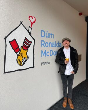 Přemek Forejt Instagram - Včera se stala jedna doopravdy krásná věc 🫶🏼 Otevřel se vůbec první český Dům Ronalda McDonalda pro rodiny těžce nemocných dětí v pražském Motole. A já mohl být u toho! A co jsem se všechno dozvědel? 

👉🏻 dům bude sloužit jako dočasný domov až 21 rodinám dětí, které v Motole podstupují léčbu a jsou dlouhodobě hospitalizované
👉🏼Motol nebyl zvolen náhodou - je zde největší onkologické a hematologické centrum pro děti
👉🏽až 7/10 případů se týká mimopražských dětí, rodina musí dojíždět často i přes celou zemi. 
👉🏾blízkost rodiny dle expertů má v léčbě zásadní pozitivní vliv na celkový stav dítěte
👉🏿první rodinky zde budou už od půlky prosince! Doufám, že je budu moct přijít navštívit ❤️
👉stavbu, vybavení a následný provoz Domu kompletně hradí nadační fond @dumronaldamcdonalda 
👉🏻v domě můžou rodiče pracovat, relaxovat, studovat nebo si hrát s dalšími dětmi ve společných multifunkčních prostorech! 
👉🏽byl jsem tam a je to doopravdy super. Prohlídku domu najdete u mě ve stories! @mcdonaldcz #abyrodinymohlybytspolu #spolupracujismcdonalds