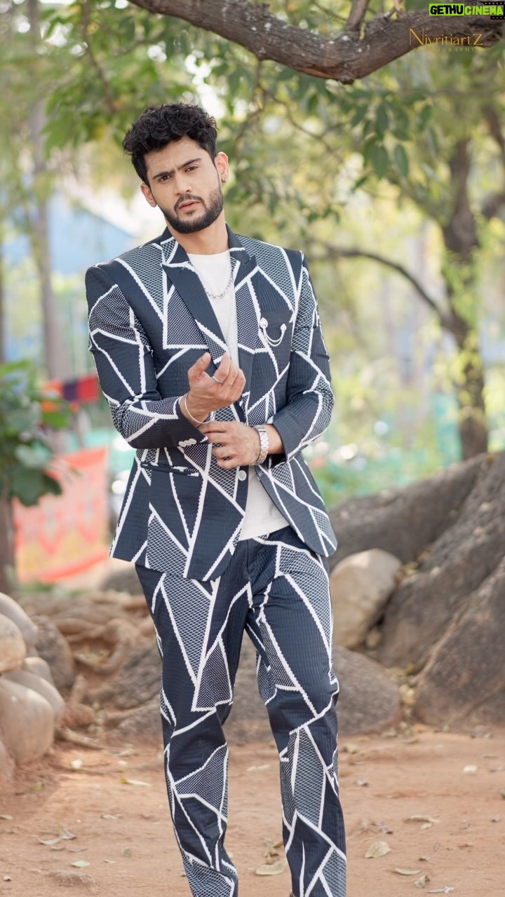 Prince Yawar - 156K Likes - If you don’t like something, change it. If you can’t change it, change your attitude 😎
📸 @nivritiartz_photography
Out fit : @eden__designers__
#princeyawar
