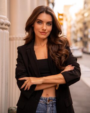 Priscila Buiar Instagram - Muito feliz em anunciar trabalho novo por aqui ❤️
Já cheguei de NY pronta para mergulhar nesse novo projeto, ao lado de um time incrível! 
Vem Ula ✨

So happy to announce my new project over here ❤️
I just got back from NY ready to dive into this new role, side by side with this amazing team! 

Obrigada @inasinisgalliprod 
@flavioricco1 @josecarlosnery1 @portalr7 

Ph: @fotografajuliana.nyc 
Beauty: @marthamake 
Design: @anamilena__rojas