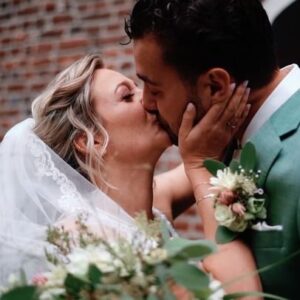 Priscilla Knetemann Instagram - 1 JAAR GETROUWD 🕊
Ik kan het niet geloven. Wat vliegt de tijd. Een beetje cliché maar het is echt zo! Vandaag een jaar geleden gaven wij elkaar het jawoord. Een jaar geleden werd jij mijn man. Een jaar geleden kreeg ik jouw naam. Een jaar geleden vierden wij onze liefde. Het was zo mooi, emotioneel en liefdevol. Proost liefste, op onze liefde en de jaren die nog komen. Ik kan niet wachten. ♥️