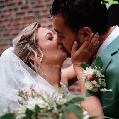 Priscilla Knetemann - 1.5K Likes - 1 JAAR GETROUWD 🕊
Ik kan het niet geloven. Wat vliegt de tijd. Een beetje cliché maar het is echt zo! Vandaag een jaar geleden gaven wij elkaar het jawoord. Een jaar geleden werd jij mijn man. Een jaar geleden kreeg ik jouw naam. Een jaar geleden vierden wij onze liefde. Het was zo mooi, emotioneel en liefdevol. Proost liefste, op onze liefde en de jaren die nog komen. Ik kan niet wachten. ♥️