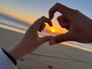 Priscilla Knetemann Instagram - Liefde is…. Samen de meest fantastische reizen maken.
Terug richting San Francisco hebben we de route langs de kust gereden en dat was zo mooi. Heel fijn om de laatste week strand te hebben. Even relaxen. We hebben zelfs met de camper op het strand geslapen. Mooier kan je bijna niet wakker worden. Direct aan zee. 🌊 Wat een mooie reis. Niet normaal! Genoten. ♥️ #sanfrancisco #highwayone #beach #camper #amerika #liefde #pebblesbeach