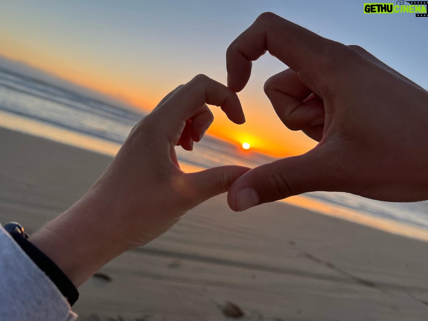 Priscilla Knetemann - 291 Likes - Liefde is…. Samen de meest fantastische reizen maken.
Terug richting San Francisco hebben we de route langs de kust gereden en dat was zo mooi. Heel fijn om de laatste week strand te hebben. Even relaxen. We hebben zelfs met de camper op het strand geslapen. Mooier kan je bijna niet wakker worden. Direct aan zee. 🌊 Wat een mooie reis. Niet normaal! Genoten. ♥️ #sanfrancisco #highwayone #beach #camper #amerika #liefde #pebblesbeach