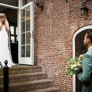 Priscilla Knetemann Instagram - • FIRST LOOK •
Vorige week rond dit tijdstip zagen wij elkaar voor het eerst op onze bruiloft. Wat was dit emotioneel en liefdevol, zoals eigenlijk heel onze dag was. Bizar dat we al een week getrouwd zijn en je al een week mijn man bent! Wat gaat de tijd snel. Mooiste dag van ons leven ♥️ Mr. & Mrs. Wennekes🤵🏻‍♂️👰🏼‍♀️💍 29.08.2021 #zoveelliefde 
#manenvrouw #firstlook #married #alreadyaweek #mijngroteliefde