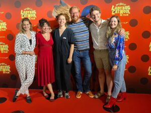 Priscilla Knetemann Instagram - Gisterochtend was de première van Miraculous, Ladybug & CatNoir de film. Mijn allereerste bioscoopfilm die ik heb mogen regisseren. Zo gaaf om nu eindelijk de reacties van de zaal te kunnen horen. Dank @wimpelproductions, @niek.dejong & @stephh83 voor deze kans, ik heb er echt intens van genoten. Dank lieve, fijne cast, die met zoveel liefde en plezier eraan gewerkt heeft! Lieve @demoorjonathan & @randyfokke, trots op jullie, jullie hebben het zoooo goed gedaan, de perfecte Ladybug & CatNoir ♥️, het was een feestje!! @desivandoeveren, je hebt het zo fantastisch gezongen!! Echt heel knap. 
En natuurlijk René, wat een top team waren we, het klinkt echt prachtig! Bedankt allemaal! 
M’n “kindje” waar ik met zoveel liefde aan heb gewerkt draait vanaf 5 juli in de bioscoop! GA DAT ZIEN!! #miraculous #ladybug #catnoir #premiere