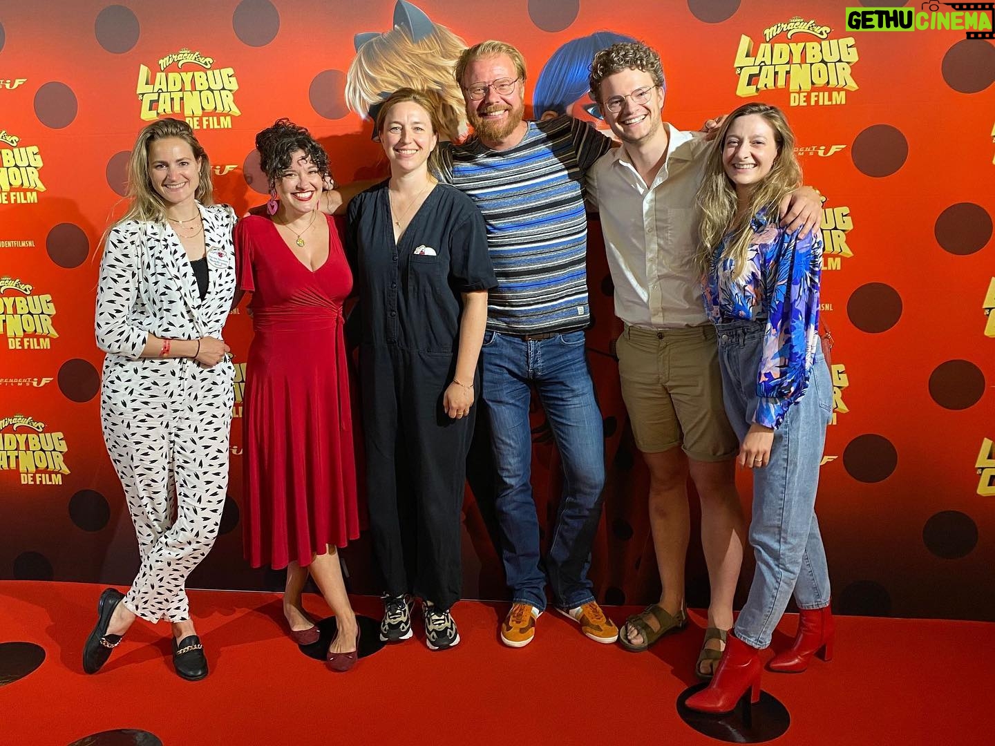Priscilla Knetemann - 400 Likes - Gisterochtend was de première van Miraculous, Ladybug & CatNoir de film. Mijn allereerste bioscoopfilm die ik heb mogen regisseren. Zo gaaf om nu eindelijk de reacties van de zaal te kunnen horen. Dank @wimpelproductions, @niek.dejong & @stephh83 voor deze kans, ik heb er echt intens van genoten. Dank lieve, fijne cast, die met zoveel liefde en plezier eraan gewerkt heeft! Lieve @demoorjonathan & @randyfokke, trots op jullie, jullie hebben het zoooo goed gedaan, de perfecte Ladybug & CatNoir ♥️, het was een feestje!! @desivandoeveren, je hebt het zo fantastisch gezongen!! Echt heel knap.
En natuurlijk René, wat een top team waren we, het klinkt echt prachtig! Bedankt allemaal!
M’n “kindje” waar ik met zoveel liefde aan heb gewerkt draait vanaf 5 juli in de bioscoop! GA DAT ZIEN!! #miraculous #ladybug #catnoir #premiere