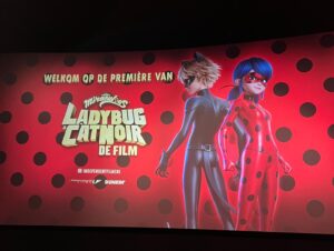 Priscilla Knetemann Instagram - Gisterochtend was de première van Miraculous, Ladybug & CatNoir de film. Mijn allereerste bioscoopfilm die ik heb mogen regisseren. Zo gaaf om nu eindelijk de reacties van de zaal te kunnen horen. Dank @wimpelproductions, @niek.dejong & @stephh83 voor deze kans, ik heb er echt intens van genoten. Dank lieve, fijne cast, die met zoveel liefde en plezier eraan gewerkt heeft! Lieve @demoorjonathan & @randyfokke, trots op jullie, jullie hebben het zoooo goed gedaan, de perfecte Ladybug & CatNoir ♥️, het was een feestje!! @desivandoeveren, je hebt het zo fantastisch gezongen!! Echt heel knap. 
En natuurlijk René, wat een top team waren we, het klinkt echt prachtig! Bedankt allemaal! 
M’n “kindje” waar ik met zoveel liefde aan heb gewerkt draait vanaf 5 juli in de bioscoop! GA DAT ZIEN!! #miraculous #ladybug #catnoir #premiere