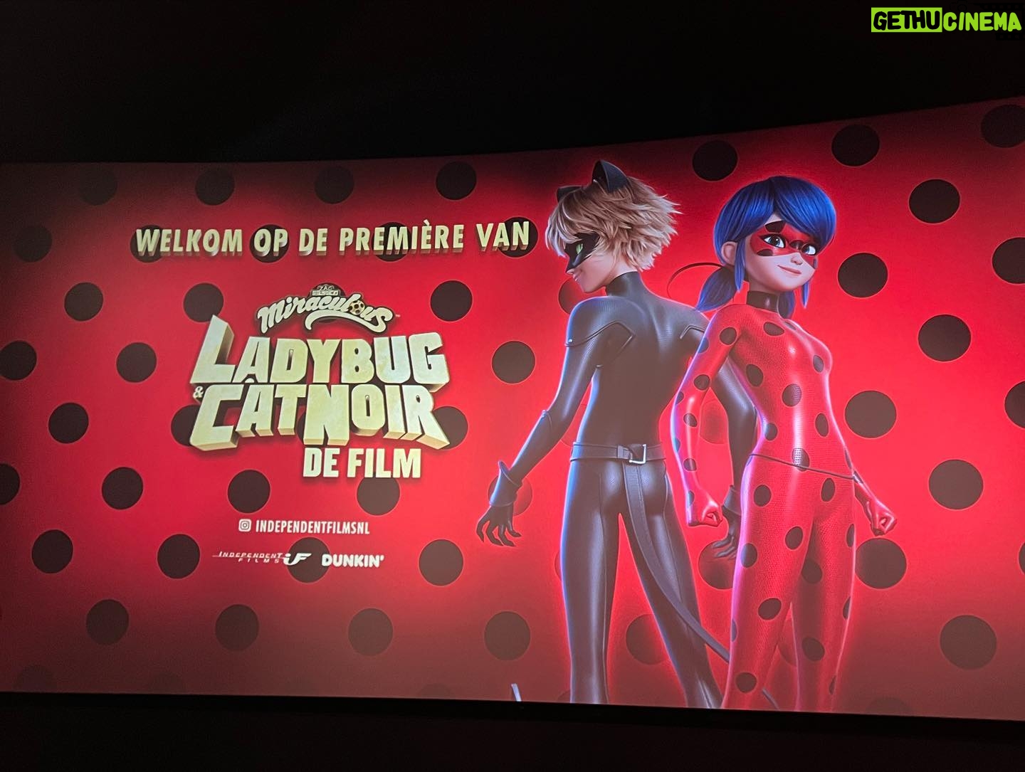 Priscilla Knetemann - 400 Likes - Gisterochtend was de première van Miraculous, Ladybug & CatNoir de film. Mijn allereerste bioscoopfilm die ik heb mogen regisseren. Zo gaaf om nu eindelijk de reacties van de zaal te kunnen horen. Dank @wimpelproductions, @niek.dejong & @stephh83 voor deze kans, ik heb er echt intens van genoten. Dank lieve, fijne cast, die met zoveel liefde en plezier eraan gewerkt heeft! Lieve @demoorjonathan & @randyfokke, trots op jullie, jullie hebben het zoooo goed gedaan, de perfecte Ladybug & CatNoir ♥️, het was een feestje!! @desivandoeveren, je hebt het zo fantastisch gezongen!! Echt heel knap.
En natuurlijk René, wat een top team waren we, het klinkt echt prachtig! Bedankt allemaal!
M’n “kindje” waar ik met zoveel liefde aan heb gewerkt draait vanaf 5 juli in de bioscoop! GA DAT ZIEN!! #miraculous #ladybug #catnoir #premiere
