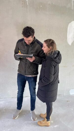 Priscilla Knetemann Instagram - De afgelopen weken zijn we echt keihard aan het klussen in ons nieuwe huis. Zo gaaf! Je gaat nu echt de opbouw zien en dat willen we graag met jullie delen. 
Iedereen mega bedankt tot dusver. 🙏🏻♥️🏡