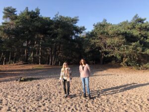 Priscilla Knetemann Instagram - Wij hadden echt een heerlijk weekend weg! Hoe was die van jullie? ☀️🍂🦮♥️➡️

#lekkerbuiten #zon #friends #dog #gutsgusto #natuur