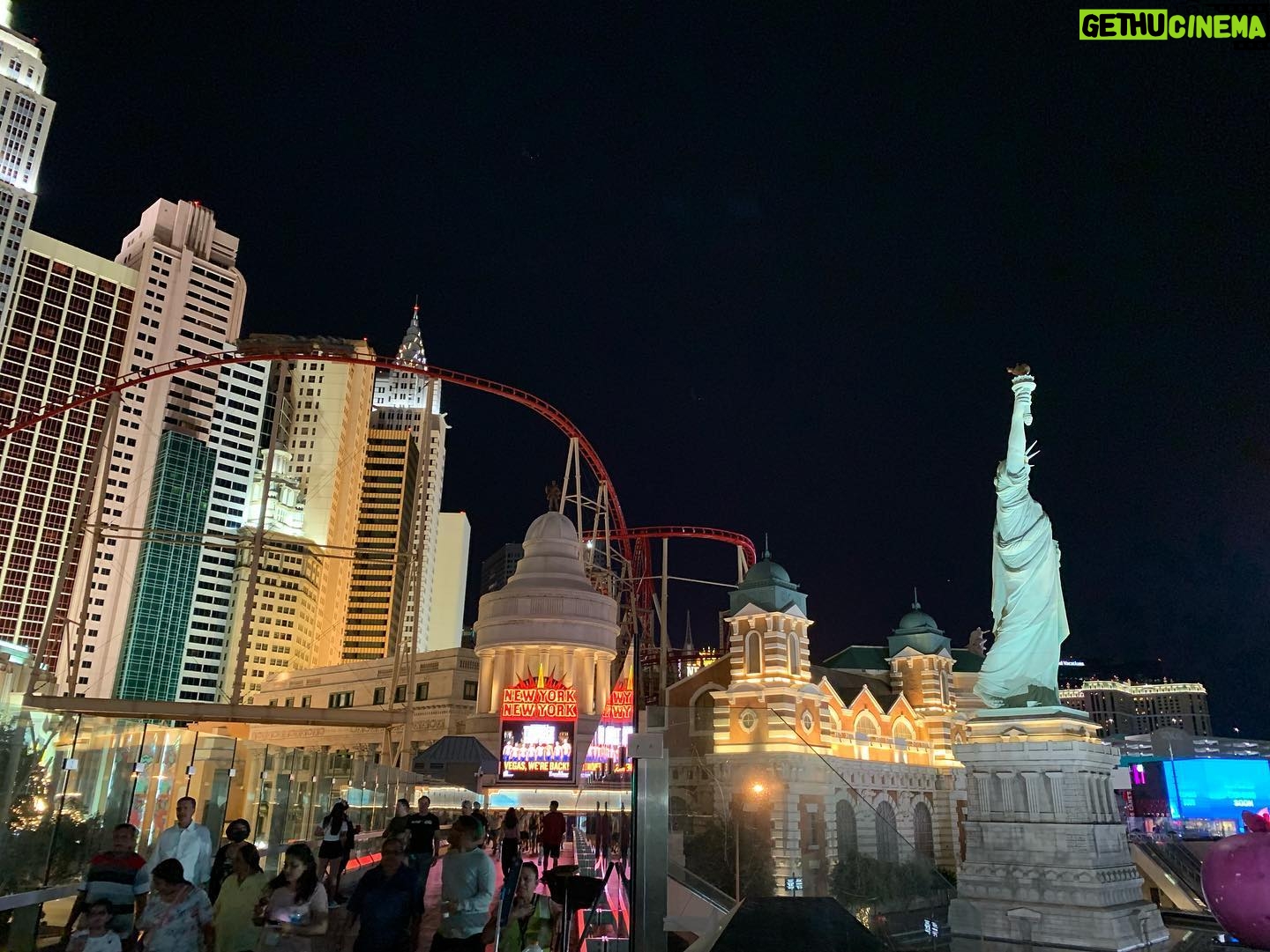 Priscilla Knetemann - 352 Likes - LAS VEGAS, DEATH VALLEY & VALLEY OF FIRE STATE 🔥⛰♣️
Na het geweldige Yosemite gingen we richting Death Valley & Las Vegas. Death Valley was 47 graden!!! Echt heftig wel om mee te maken. Daarna hebben we top dagen gehad in Las Vegas. Wat een gekheid! Bizar om te bedenken dat daar gewoon een achtbaan om een hotel heen zit, zie foto!! 🎢
Ook hebben we Red Rock Canyon, Hooverdam en Valley of Fire State gedaan. Prachtig al die rode rotsen. De landschappen verschillen zoveel. #deathvalley #lasvegas #amerika #usa #valleyoffirestatepark #redrockcanyon #hooverdam