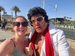 Priscilla Knetemann Instagram - LAS VEGAS, DEATH VALLEY & VALLEY OF FIRE STATE 🔥⛰♣️
Na het geweldige Yosemite gingen we richting Death Valley & Las Vegas. Death Valley was 47 graden!!! Echt heftig wel om mee te maken. Daarna hebben we top dagen gehad in Las Vegas. Wat een gekheid! Bizar om te bedenken dat daar gewoon een achtbaan om een hotel heen zit, zie foto!! 🎢

Ook hebben we Red Rock Canyon, Hooverdam en Valley of Fire State gedaan. Prachtig al die rode rotsen. De landschappen verschillen zoveel. #deathvalley #lasvegas #amerika #usa #valleyoffirestatepark #redrockcanyon #hooverdam