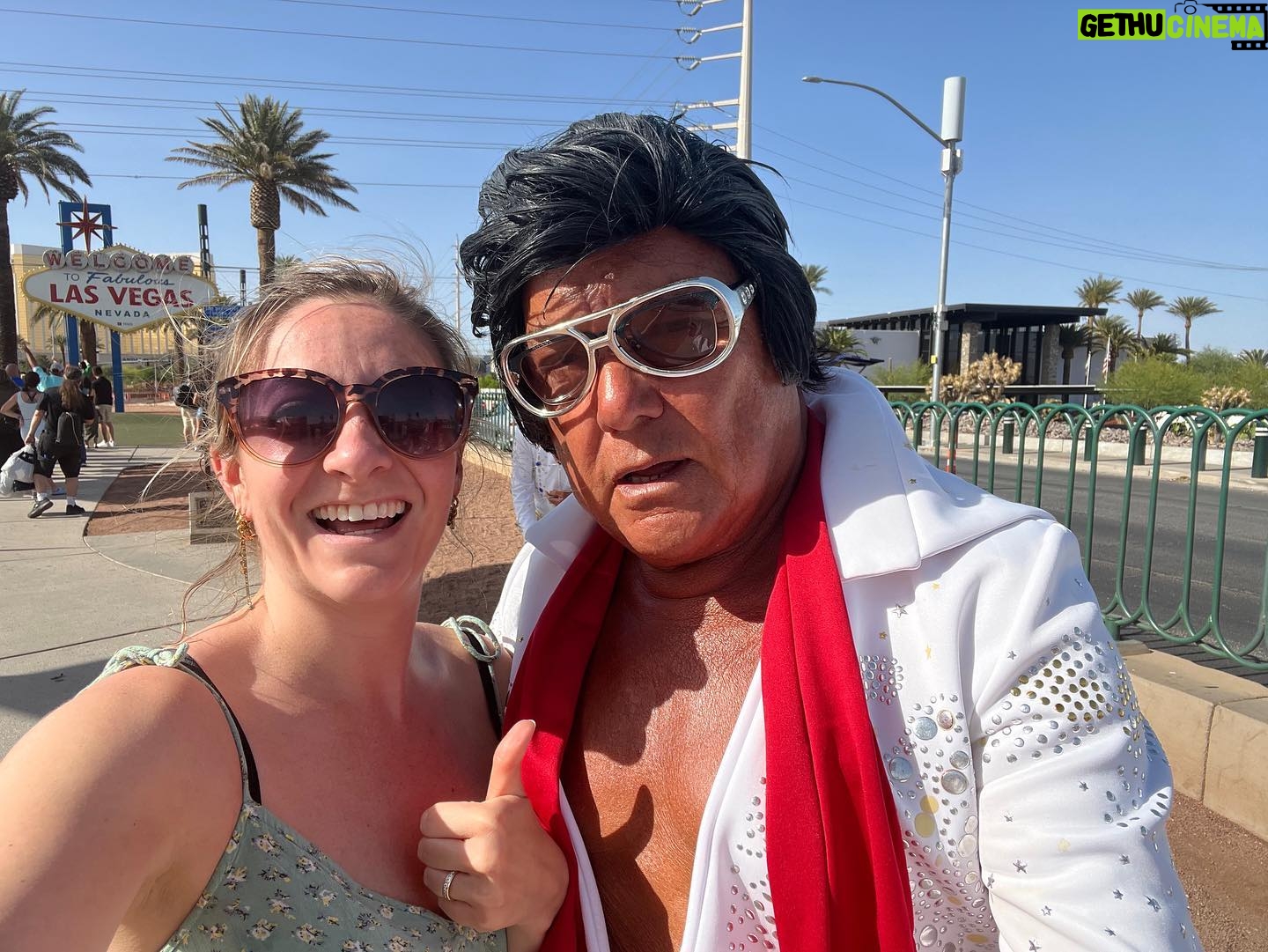 Priscilla Knetemann - 352 Likes - LAS VEGAS, DEATH VALLEY & VALLEY OF FIRE STATE 🔥⛰♣️
Na het geweldige Yosemite gingen we richting Death Valley & Las Vegas. Death Valley was 47 graden!!! Echt heftig wel om mee te maken. Daarna hebben we top dagen gehad in Las Vegas. Wat een gekheid! Bizar om te bedenken dat daar gewoon een achtbaan om een hotel heen zit, zie foto!! 🎢
Ook hebben we Red Rock Canyon, Hooverdam en Valley of Fire State gedaan. Prachtig al die rode rotsen. De landschappen verschillen zoveel. #deathvalley #lasvegas #amerika #usa #valleyoffirestatepark #redrockcanyon #hooverdam