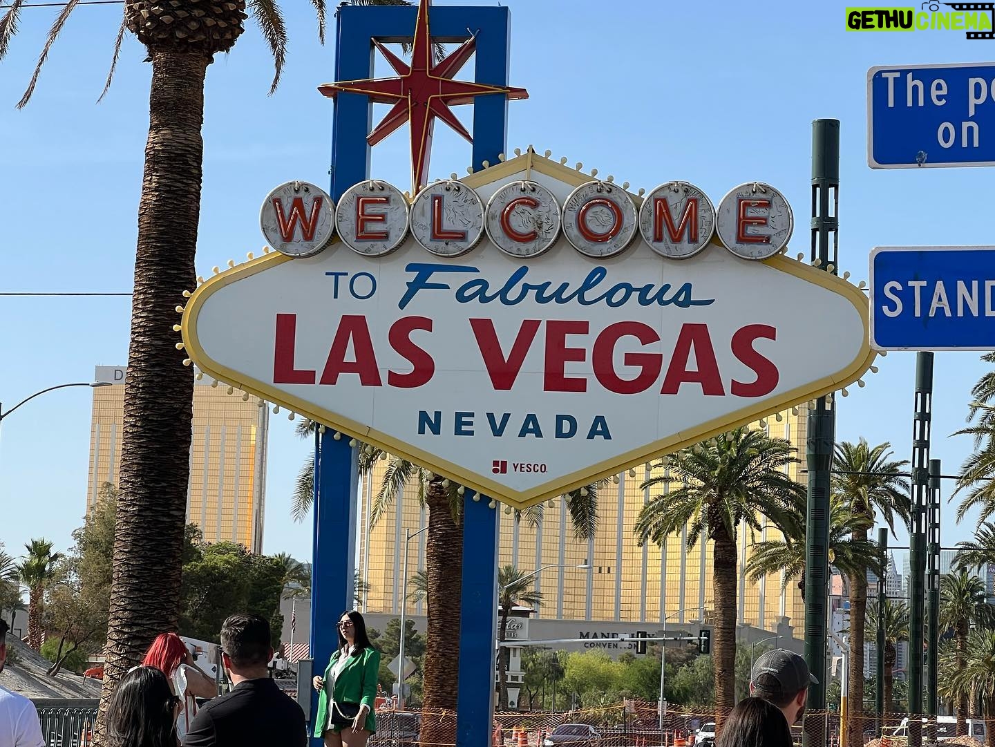 Priscilla Knetemann - 352 Likes - LAS VEGAS, DEATH VALLEY & VALLEY OF FIRE STATE 🔥⛰♣️
Na het geweldige Yosemite gingen we richting Death Valley & Las Vegas. Death Valley was 47 graden!!! Echt heftig wel om mee te maken. Daarna hebben we top dagen gehad in Las Vegas. Wat een gekheid! Bizar om te bedenken dat daar gewoon een achtbaan om een hotel heen zit, zie foto!! 🎢
Ook hebben we Red Rock Canyon, Hooverdam en Valley of Fire State gedaan. Prachtig al die rode rotsen. De landschappen verschillen zoveel. #deathvalley #lasvegas #amerika #usa #valleyoffirestatepark #redrockcanyon #hooverdam