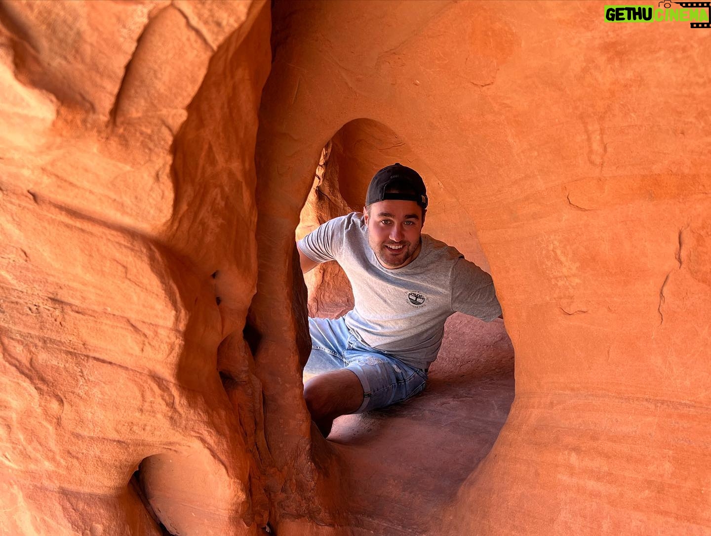 Priscilla Knetemann - 352 Likes - LAS VEGAS, DEATH VALLEY & VALLEY OF FIRE STATE 🔥⛰♣️
Na het geweldige Yosemite gingen we richting Death Valley & Las Vegas. Death Valley was 47 graden!!! Echt heftig wel om mee te maken. Daarna hebben we top dagen gehad in Las Vegas. Wat een gekheid! Bizar om te bedenken dat daar gewoon een achtbaan om een hotel heen zit, zie foto!! 🎢
Ook hebben we Red Rock Canyon, Hooverdam en Valley of Fire State gedaan. Prachtig al die rode rotsen. De landschappen verschillen zoveel. #deathvalley #lasvegas #amerika #usa #valleyoffirestatepark #redrockcanyon #hooverdam