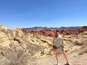 Priscilla Knetemann Instagram - LAS VEGAS, DEATH VALLEY & VALLEY OF FIRE STATE 🔥⛰♣️
Na het geweldige Yosemite gingen we richting Death Valley & Las Vegas. Death Valley was 47 graden!!! Echt heftig wel om mee te maken. Daarna hebben we top dagen gehad in Las Vegas. Wat een gekheid! Bizar om te bedenken dat daar gewoon een achtbaan om een hotel heen zit, zie foto!! 🎢

Ook hebben we Red Rock Canyon, Hooverdam en Valley of Fire State gedaan. Prachtig al die rode rotsen. De landschappen verschillen zoveel. #deathvalley #lasvegas #amerika #usa #valleyoffirestatepark #redrockcanyon #hooverdam