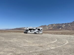 Priscilla Knetemann Instagram - LAS VEGAS, DEATH VALLEY & VALLEY OF FIRE STATE 🔥⛰♣️
Na het geweldige Yosemite gingen we richting Death Valley & Las Vegas. Death Valley was 47 graden!!! Echt heftig wel om mee te maken. Daarna hebben we top dagen gehad in Las Vegas. Wat een gekheid! Bizar om te bedenken dat daar gewoon een achtbaan om een hotel heen zit, zie foto!! 🎢

Ook hebben we Red Rock Canyon, Hooverdam en Valley of Fire State gedaan. Prachtig al die rode rotsen. De landschappen verschillen zoveel. #deathvalley #lasvegas #amerika #usa #valleyoffirestatepark #redrockcanyon #hooverdam