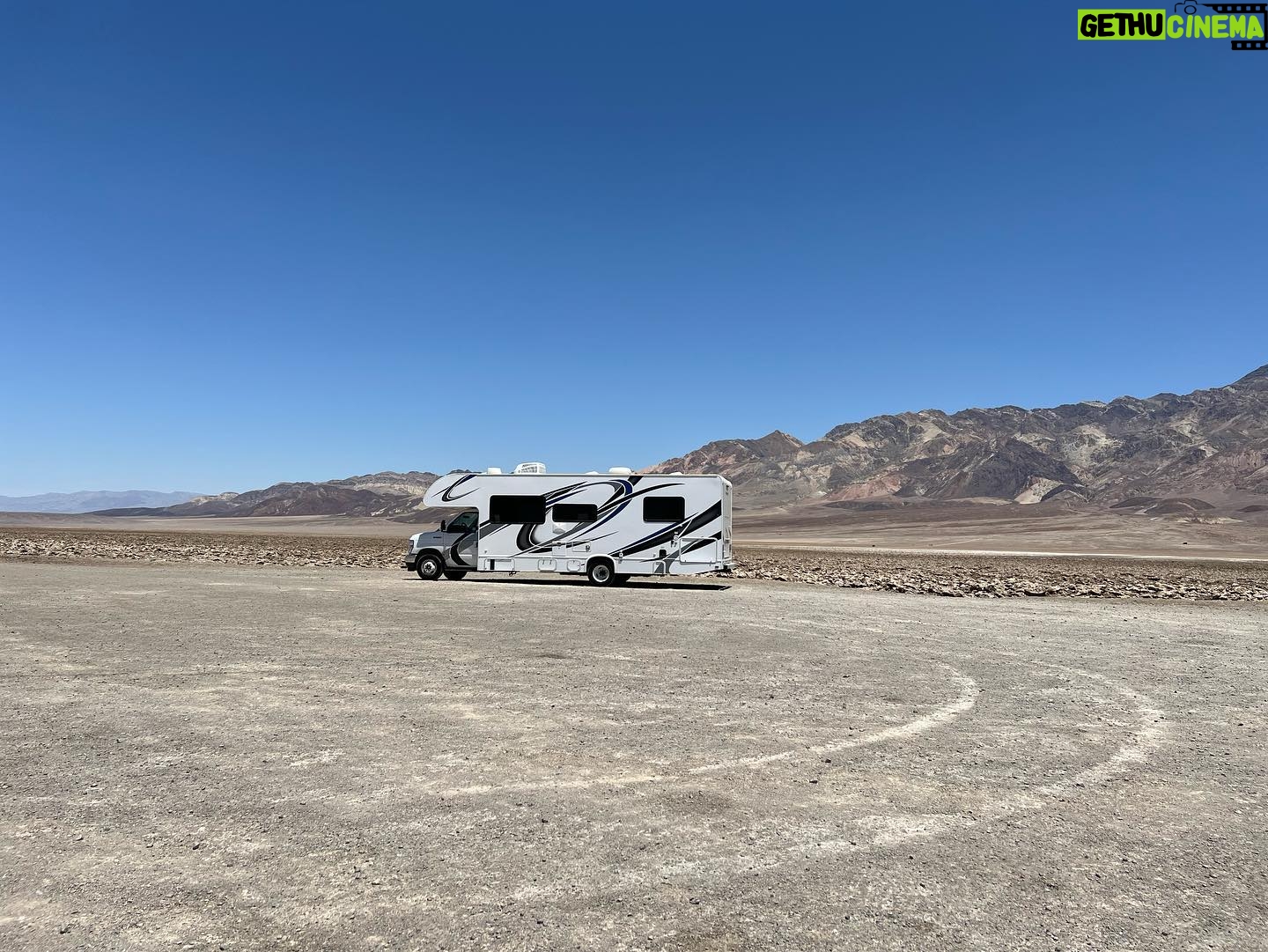 Priscilla Knetemann - 352 Likes - LAS VEGAS, DEATH VALLEY & VALLEY OF FIRE STATE 🔥⛰♣️
Na het geweldige Yosemite gingen we richting Death Valley & Las Vegas. Death Valley was 47 graden!!! Echt heftig wel om mee te maken. Daarna hebben we top dagen gehad in Las Vegas. Wat een gekheid! Bizar om te bedenken dat daar gewoon een achtbaan om een hotel heen zit, zie foto!! 🎢
Ook hebben we Red Rock Canyon, Hooverdam en Valley of Fire State gedaan. Prachtig al die rode rotsen. De landschappen verschillen zoveel. #deathvalley #lasvegas #amerika #usa #valleyoffirestatepark #redrockcanyon #hooverdam
