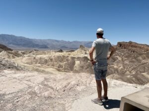 Priscilla Knetemann Instagram - LAS VEGAS, DEATH VALLEY & VALLEY OF FIRE STATE 🔥⛰♣️
Na het geweldige Yosemite gingen we richting Death Valley & Las Vegas. Death Valley was 47 graden!!! Echt heftig wel om mee te maken. Daarna hebben we top dagen gehad in Las Vegas. Wat een gekheid! Bizar om te bedenken dat daar gewoon een achtbaan om een hotel heen zit, zie foto!! 🎢

Ook hebben we Red Rock Canyon, Hooverdam en Valley of Fire State gedaan. Prachtig al die rode rotsen. De landschappen verschillen zoveel. #deathvalley #lasvegas #amerika #usa #valleyoffirestatepark #redrockcanyon #hooverdam